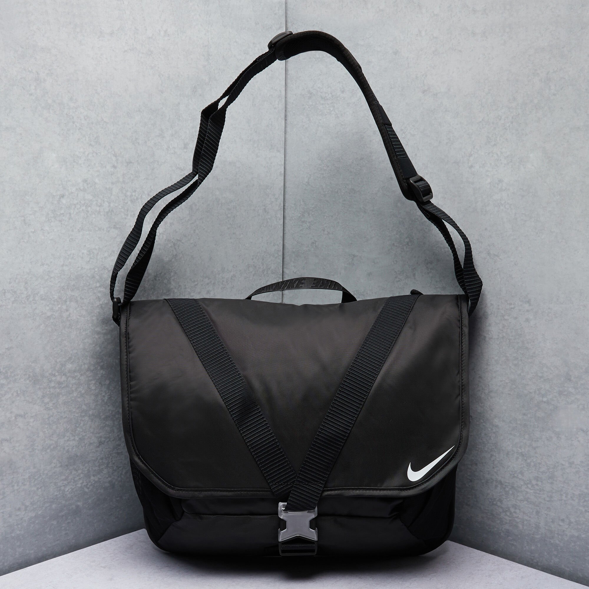 Nike Advance Messenger Bag 011 BA5904-011, Sports accessories, Official  archives of Merkandi